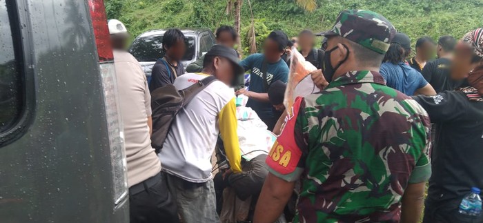 Jenazah Ahmad Panjang dievakuasi (Dok Humas Madago Raya)