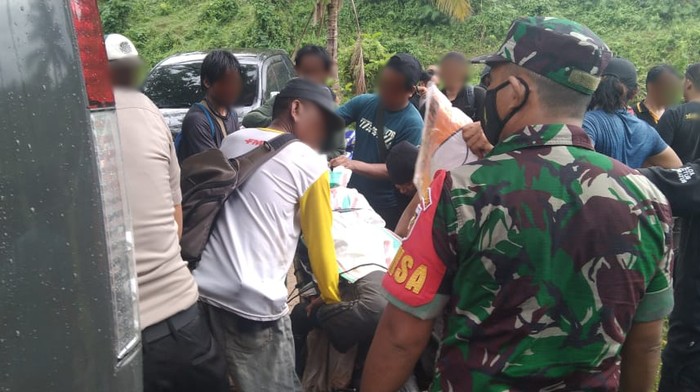 Jenazah Ahmad Panjang dievakuasi (Dok Humas Madago Raya)