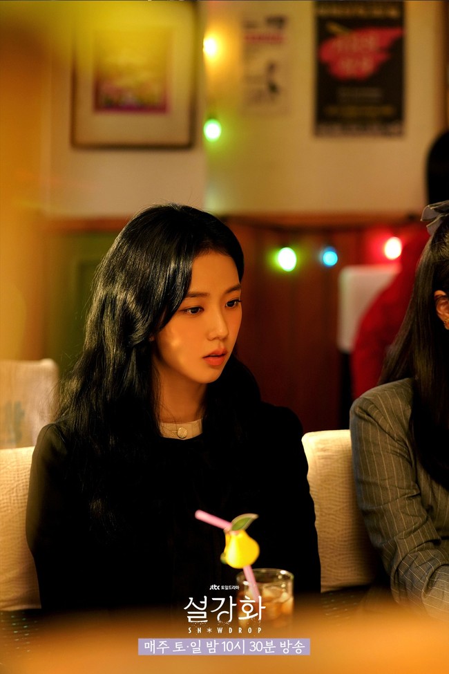 Dalam drama Korea Snowdrop, Jisoo BLACKPINK memerankan mahasiswa baru yang berumur 20 tahun, Eun Young Ro. Karakternya mengambil jurusan Bahasa Inggris di Universitas Wanita Hooso. Foto: dok. JTBC