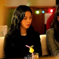 Dalam drama Korea Snowdrop, Jisoo BLACKPINK memerankan mahasiswa baru yang berumur 20 tahun, Eun Young Ro. Karakternya mengambil jurusan Bahasa Inggris di Universitas Wanita Hooso. Foto: dok. JTBC