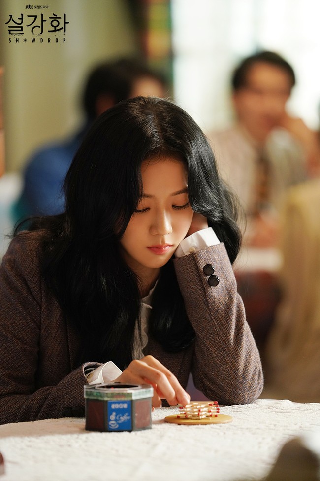 Setelah bertemu Im Su Ho (pemain Jung Hae In) saat kencan buta, Eun Young Ro jatuh cinta pada pandangan pertama. Keduanya bertemu kembali secara tak terduga saat Su Ho melompat ke asramanya dalam keadaan berlumuran darah. Foto: dok. JTBC