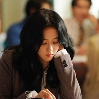 Setelah bertemu Im Su Ho (pemain Jung Hae In) saat kencan buta, Eun Young Ro jatuh cinta pada pandangan pertama. Keduanya bertemu kembali secara tak terduga saat Su Ho melompat ke asramanya dalam keadaan berlumuran darah. Foto: dok. JTBC