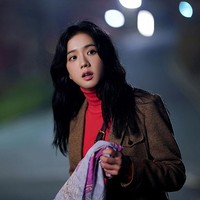 Terlepas kontroversi dramanya, Jisoo BLACKPINK menuai pujian berkat aktingnya sebagai Eun Young Ro. Dia dipasangkan dengan Jung Hae In dan berhasil menampilkan chemistry dengan baik. Foto: dok. JTBC