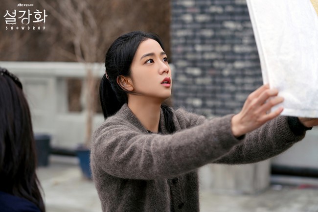 Dalam wawancaranya dengan Elle Korea, Jisoo mengungkap bahwa dia menerima dukungan penuh dari personel BLACKPINK. Para personel berjanji untuk menonton drama Korea Snowdrop saat mulai tayang. Foto: dok. JTBC