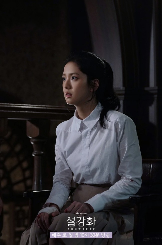 Jisoo BLACKPINK mengaku tidak menemui kendala saat syuting meskipun harus bolak-balik promosi dengan BLACKPINK dan berada di lokasi syuting. “Karena dunia tempat Young Ro dan Jisoo tinggal sangat berbeda dengan satu sama lain, aku tidak bingung.” Foto: dok. JTBC