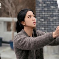 Dalam wawancaranya dengan Elle Korea, Jisoo mengungkap bahwa dia menerima dukungan penuh dari personel BLACKPINK. Para personel berjanji untuk menonton drama Korea Snowdrop saat mulai tayang. Foto: dok. JTBC