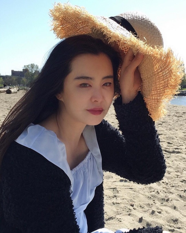 Pemain A Chinesse Ghost Story tersebut berusia 54 tahun itu memang kerap mengunggah foto selfie di media sosial Baidu Tieba. Yang terbaru ia menyapa para penggemar dan memberi ucapan Selamat Tahun Baru.Foto: Dok. Internet/Baidu Tieba