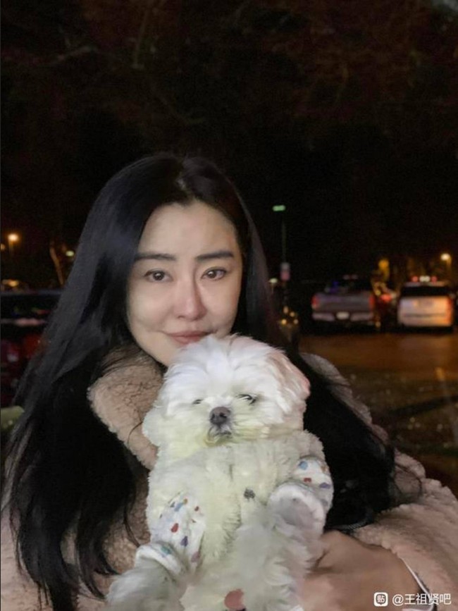 Kini Joey Wong sering terlihat berpose dengan anjing peliharaan kesayangannya yang sering dipamerkan di media sosial. Banyak netizen berpendapat jika pemain film Shanghai Story itu masih terlihat seperti wanita 30 tahunan.Foto: Dok. Internet/Baidu Tieba