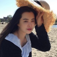 Pemain A Chinesse Ghost Story tersebut berusia 54 tahun itu memang kerap mengunggah foto selfie di media sosial Baidu Tieba. Yang terbaru ia menyapa para penggemar dan memberi ucapan Selamat Tahun Baru.Foto: Dok. Internet/Baidu Tieba