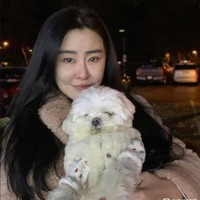 Kini Joey Wong sering terlihat berpose dengan anjing peliharaan kesayangannya yang sering dipamerkan di media sosial. Banyak netizen berpendapat jika pemain film Shanghai Story itu masih terlihat seperti wanita 30 tahunan.Foto: Dok. Internet/Baidu Tieba
