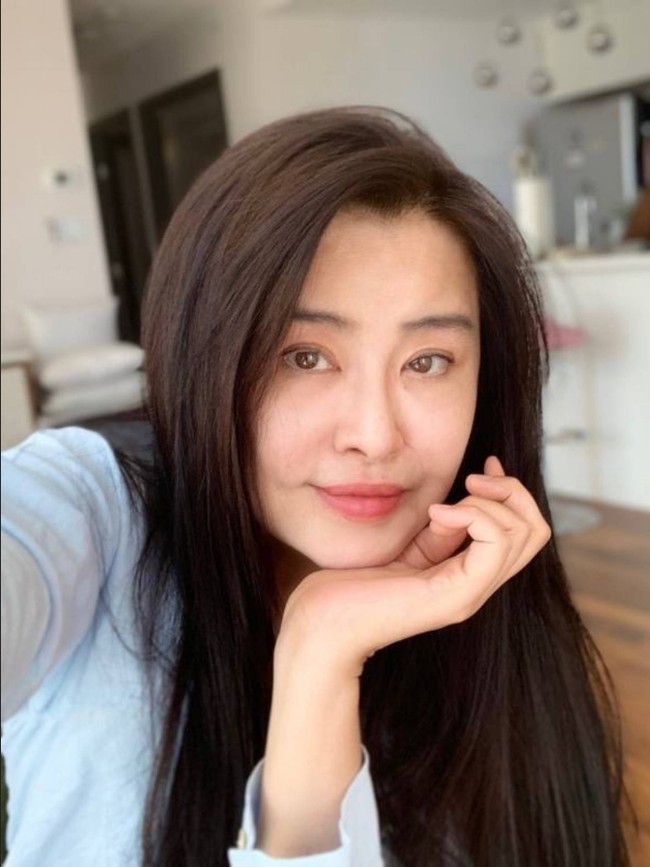 FDalam banyak foto, ia terlihat menawan dengan rambut panjang terurai dan busana yang kasual. Netizen pun mengagumi wajahnya yang dianggap tidak menua dan tak seperti usia asli.oto: Dok. Internet/Baidu Tieba