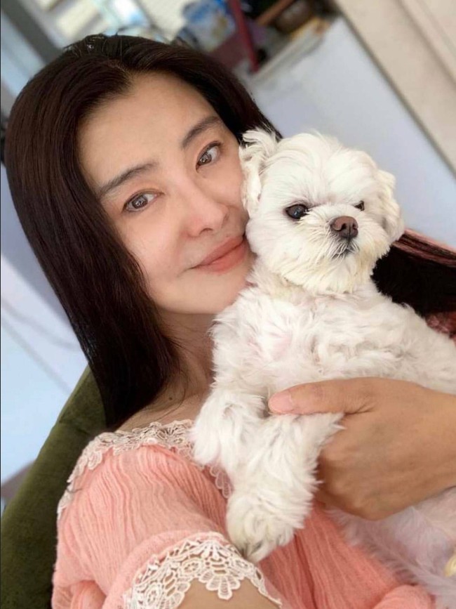 Gosip itu tersebut dibantah pihak Joey Wong. Dilansir Asia One, pada 2013 Joey Wong bahkan pernah menggugat tiga majalah Hongkong setelah memberitakan kabar bohong tentang penampilan wajahnya. Tidak terima dengan berita yang mencemarkan namanya, Joey Wong meminta agar berita itu diturunkan. Foto: Dok. Internet/Baidu Tieba