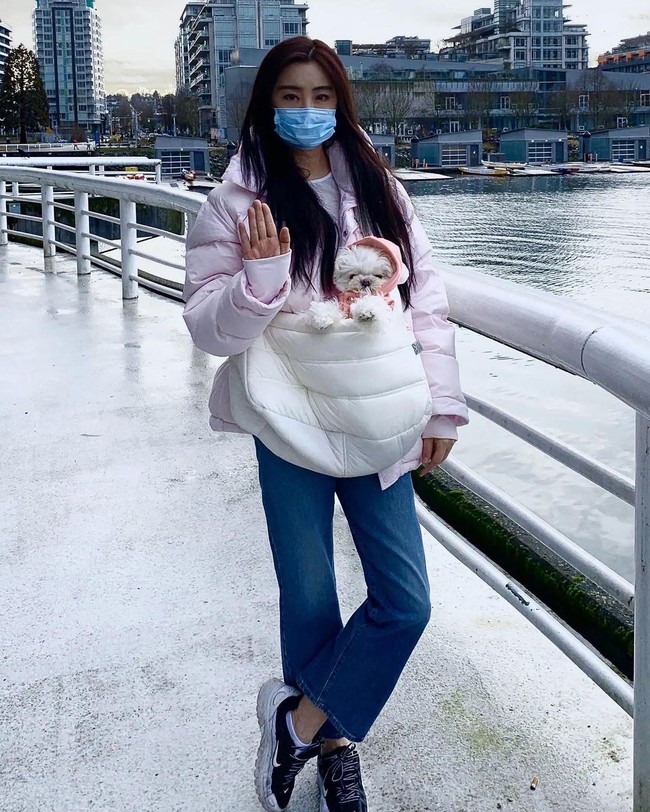 Penampilan Joey Wong yang tampak awet muda sayangnya tidak lepas dari gosip miring. Sejumlah media memberitakan bahwa wajah awet muda Joey Wong diduga hasil suntik Botox dan operasi plastik. Foto: Dok. Internet/Baidu Tieba