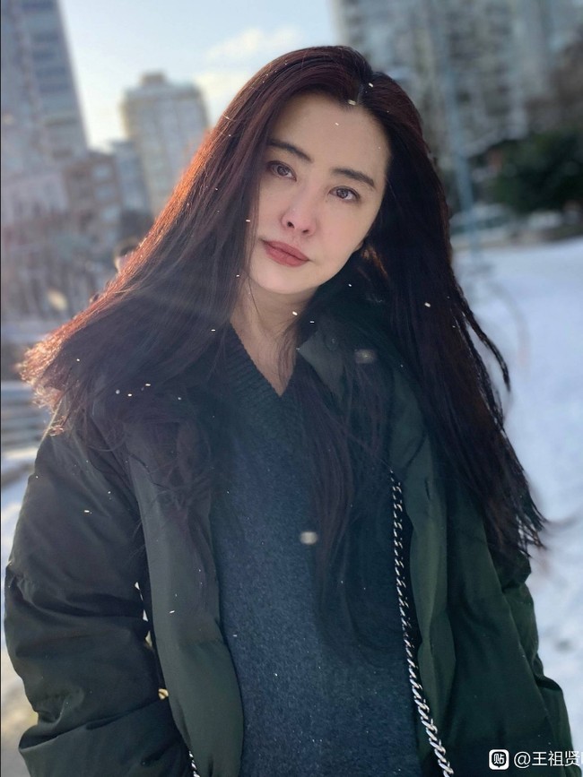 Joey Wong atau Joey Wong Cho-Yee adalah aktris kelahiran Taiwan yang sering bermain film horror HongKong di era 80an dan 90an. Walau kini belum main film lagi, ia masih jadi perhatian netizen karena penampilannya yang cantik dan awet muda.Foto: Dok. Internet/Baidu Tieba