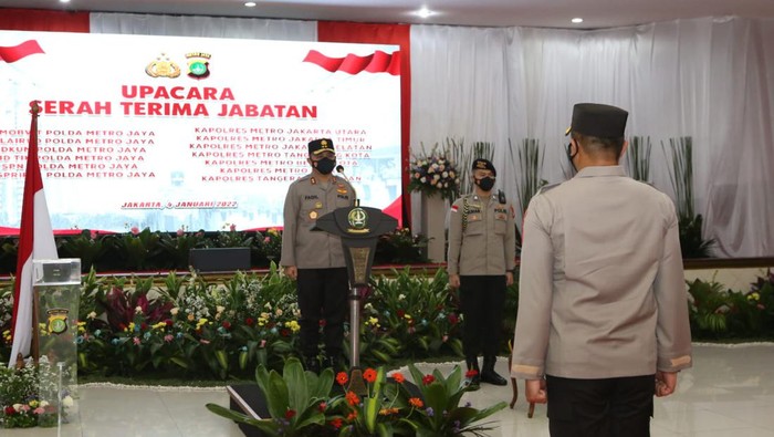 Kapolda Metro Jaya pimpin serah terima jabatan kapolres dan pejabat utama di wilayah hukum Polda Metro Jaya.