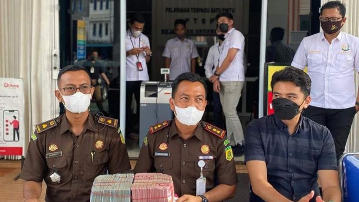 Kejari Bintan di Kepulauan Riau menerima pengembalian kerugian negara terkait dugaan korupsi dana insentif COVID-19. (ANTARA/HO-Facebook Kejari Bintan)