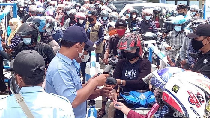 Kerumunan saat antrean tiket wisata di Kota Tegal