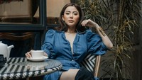 Pemotretan di kafe dengan secangkir kopi, Ayu Aulia terlihat stylish banget ya? Ia pun senang berbagi foto kesehariannya di Instagram.