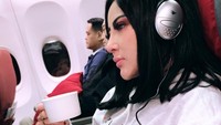 Wanita yang berprofesi sebagai model ini tengah menikmati minuman hangat saat di pesawat. Dalam keterangan fotonya ia menulis punya cita-cita untuk membahagiakan keluarga dengan menjadi perempuan mandiri.