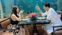 Manajer Ayu Aulia mengklaim artisnya dan Zikri Daulay tengah di Bali untuk kepentingan pekerjaan. Ternyata selain bekerja, mereka juga menikmati waktu makan bersama di resto bawah laut yang pemandangannya keren ini.