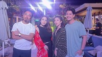 Nama Ayu Aulia tengah jadi perbincangan usai videonya di Bali bersama Zikri Daulay tersebar luas. Terlihat mereka sedang pesta sambil menikmati suasana di beach club.