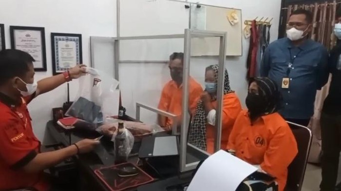 Ketiga pelaku penyiraman air keras saat diintrogasi penyidik di Polres Asahan
