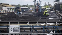 Sebuah truk membongkar muat batu bara di area pengumpulan Dermaga Batu bara Kertapati milik PT Bukit Asam Tbk di Palembang, Sumatera Selatan, Selasa (4/1/2022).