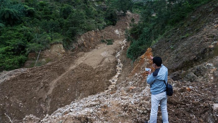 LONGSOR TANAH DI KABUPATEN BATANG Longsoran tanah menutup lahan pertanian di Pranten, Kecamatan Bawang, Kabupaten Batang, Jawa Tengah, Senin (3/1/2022). Berdasarkan data Badan Penanggulangan Bencana Daerah (BPBD) setempat, longsor sepanjang sekitar satu kilometer itu menutup akses jalan jembatan antara Desa Pranten dan Desa Rejosari. ANTARA FOTO/Harviyan Perdana Putra/rwa.