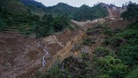 Tanah longsor itu juga memutus akses jalan dukuh Pranten-Rejosari, Desa Pranten, Kecamatan Bawang, Batang, Jawa Tengah. 