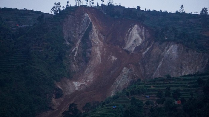 Longsoran tanah menutup lahan pertanian di Pranten, Kecamatan Bawang, Kabupaten Batang, Jawa Tengah, Senin (3/1/2022). Berdasarkan data Badan Penanggulangan Bencana Daerah (BPBD) setempat, longsor sepanjang sekitar satu kilometer itu menutup akses jalan jembatan antara Desa Pranten dan Desa Rejosari. ANTARA FOTO/Harviyan Perdana Putra/rwa.