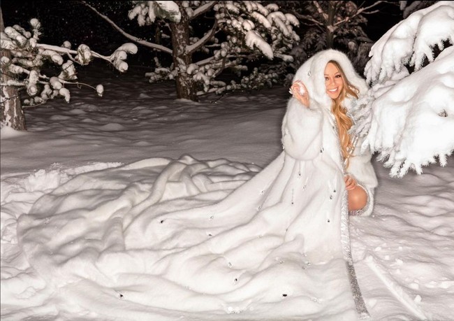 Untuk melengkapi penampilan, penyanyi 51 tahun ini memakai kacamata oversize serta kalung dan anting. Foto: Instagram/@mariahcarey