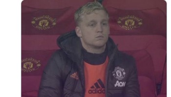 Meski berganti juru taktik, Van De Beek masih aja jadi cadangan. Foto: Twitter