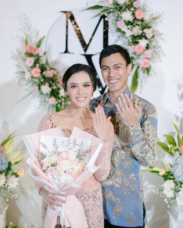 Mitha Hardiyanti dan Shesar Hiren Mitha Hardiyanti dan Shesar Hiren