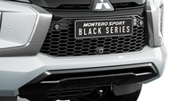 Warna serba hitam ditanamkan pada beberapa bagian seperti grille depan, garnish bumper hitam glossy, serta velg 18 inchi alloy berkelir hitam. Foto: Dok. Mitsubishi Motors Philippines Corporation