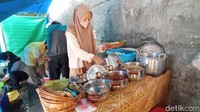 Di warung bernama Pandawa Lima ini terdapat banyak pilihan. Mulai dari nasi peda, kering tempe, hingga ikan teri. Foto: detikFood/Dian Utoro Aji