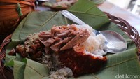 Ini jualan sego godong jati, menunya peda, kering tempe, sama teri, dan ada juga telur dadar sama telur ceplok, ungkap Supri selaku penjual nasi daun jati. Foto: detikFood/Dian Utoro Aji
