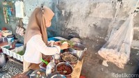 Pembeli yang datang kebanyakan berasal dari Kudus sendiri. Sehari rata-rata bisa menghabiskan 100 bungkus nasi daun jati. Foto: detikFood/Dian Utoro Aji