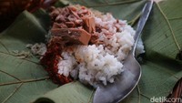 Dia mengatakan ada berbagai menu nasi daun jati. Mulai dari nasi teri, peda, dan tempe kering. Menurutnya pembeli paling banyak membeli nasi peda daun jati. Foto: detikFood/Dian Utoro Aji