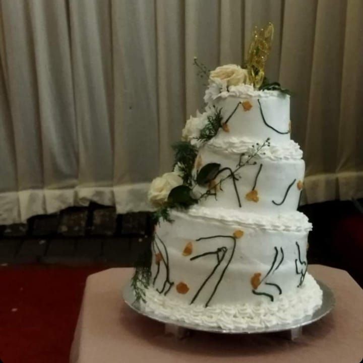 Netizen Ini Curhat Kue Pengantinnya Miring dan 'Berurat'