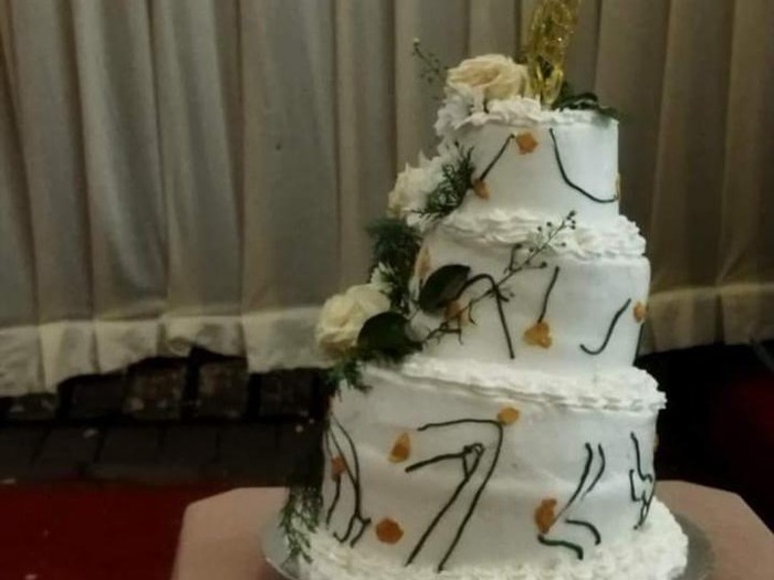 Netizen Ini Curhat Kue Pengantinnya Miring dan Berurat Netizen Ini Curhat Kue Pengantinnya Miring dan Berurat