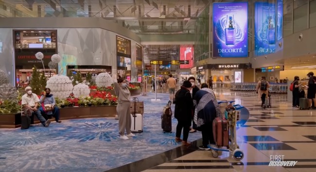 Perjalanan Nikita Willy dan Indra Priawan ke Amerika ditempuh dalam waktu 15 jam. Pesawat yang ditumpangi Nikita dan Indra itu sempat transit sebentar di Singapura. Foto: YouTube/Nikita Willy Official