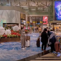 Perjalanan Nikita Willy dan Indra Priawan ke Amerika ditempuh dalam waktu 15 jam. Pesawat yang ditumpangi Nikita dan Indra itu sempat transit sebentar di Singapura. Foto: YouTube/Nikita Willy Official