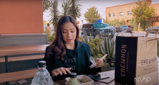 Dengan setelan berwarna hitam, penampilan bumil yang satu ini tampak cantik. Walaupun hanya dengan riasan wajah natural, pesona Nikita Willy tetap terpancar. Foto: YouTube/Nikita Willy Official