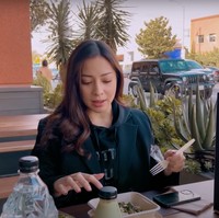 Dengan setelan berwarna hitam, penampilan bumil yang satu ini tampak cantik. Walaupun hanya dengan riasan wajah natural, pesona Nikita Willy tetap terpancar. Foto: YouTube/Nikita Willy Official