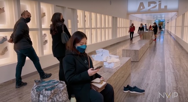 Di Amerika, Nikita Willy banyak menghabiskan waktu untuk berjalan-jalan dan berbelanja. Seperti dalam foto yang satu ini. Foto: YouTube/Nikita Willy Official