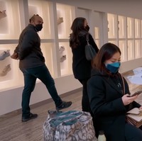 Di Amerika, Nikita Willy banyak menghabiskan waktu untuk berjalan-jalan dan berbelanja. Seperti dalam foto yang satu ini. Foto: YouTube/Nikita Willy Official