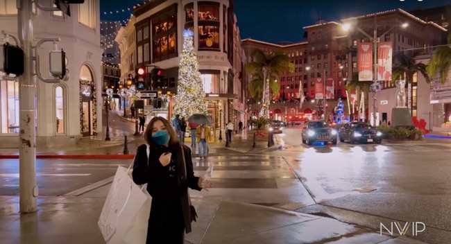 Nikita Willy juga tampak menikmati suasana di Los Angeles, Amerika Serikat saat malam hari. Pemandangan di kota tersebut terlihat begitu indah dengan dihiasi lampu warna warni. Foto: YouTube/Nikita Willy Official