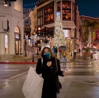 Nikita Willy juga tampak menikmati suasana di Los Angeles, Amerika Serikat saat malam hari. Pemandangan di kota tersebut terlihat begitu indah dengan dihiasi lampu warna warni. Foto: YouTube/Nikita Willy Official