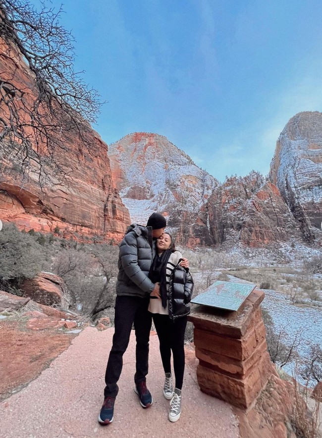 Tak hanya melalui YouTube, Nikita juga membagikan momen kebersamaannya dengan Indra Priawan saat di Amerika ke Instagramnya. Keduanya terlihat mesra berpose di Zion National Park. Baby bump Nikita Willy pun terlihat sudah semakin besar. Foto: Instagram/@nikitawillyofficial94