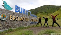 Obyek wisata di Bromo pun semakin banyak pilihan. Dan tentunya pasti akan mencuri hati wisatawan yang berkunjung kesana. Seperti wisatawan ini lah yang lompat kegirangan di depan plang penanda Bukit Teletubbies. Hamparan rumput hijau sangat berkesan excotic sehingga sering menjadi tujuan penting bagi para pecinta fotografi. Beberapa kali lokasi ini juga selalu menjadi lokasi favorit untuk foto pre-wedding.